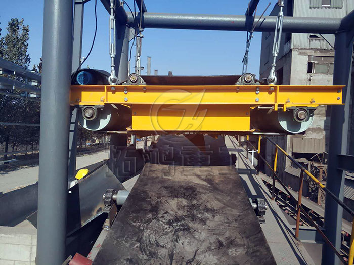 鎧裝永磁自卸除鐵器，鎧甲式永磁自卸除鐵器，永磁除鐵器，帶式除鐵器使用現(xiàn)場(chǎng)